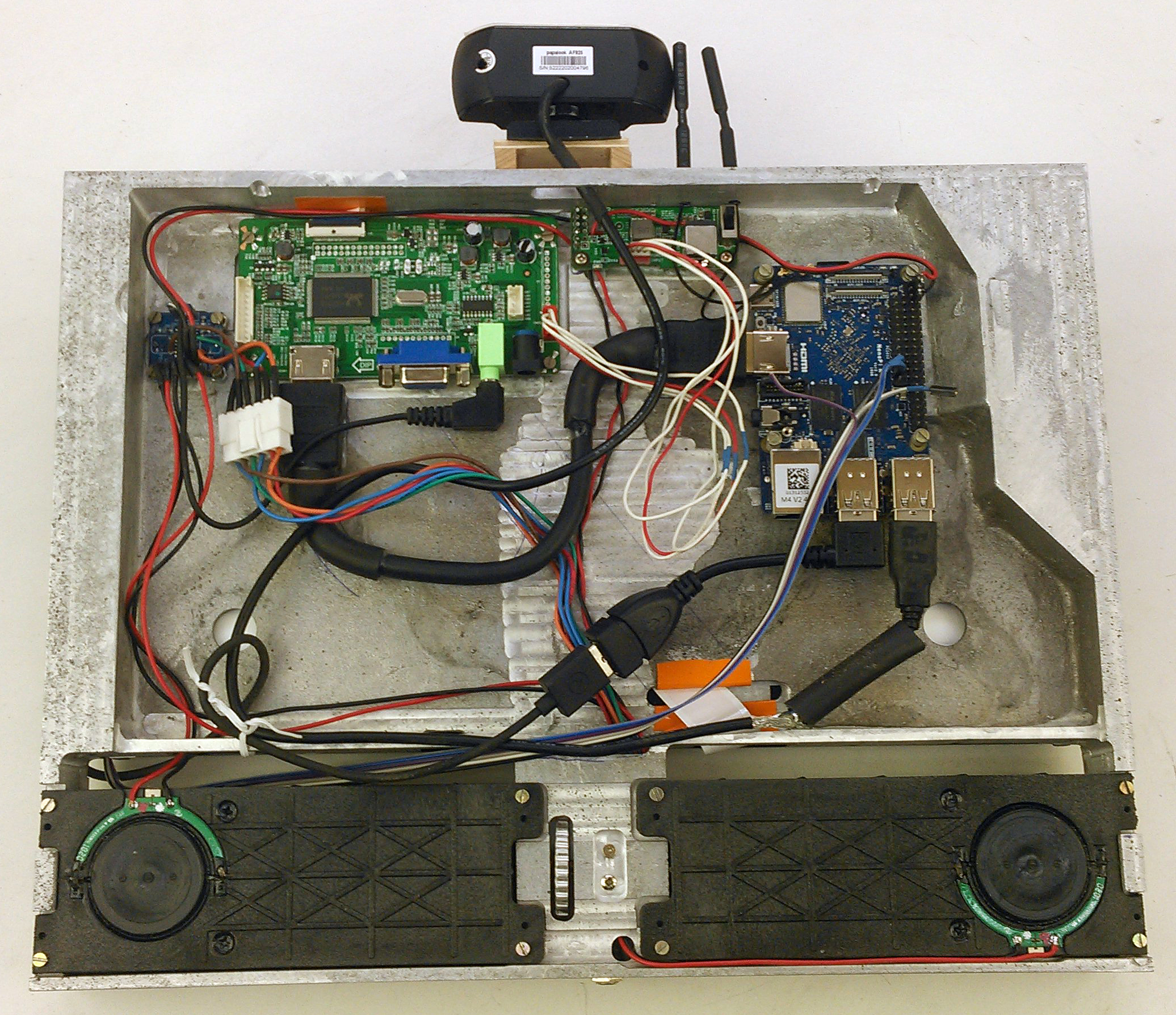 Rückseite mit Nanopi M4, Display-Controller, Spannungsregler, Audioverstärker